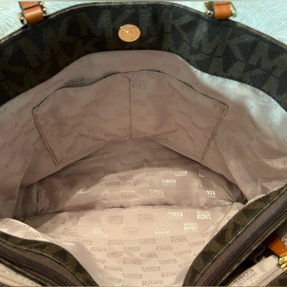 Michael Kors large Harper East West Signature Tote Handbag - LIKE NEW! - Picture 11 of 14